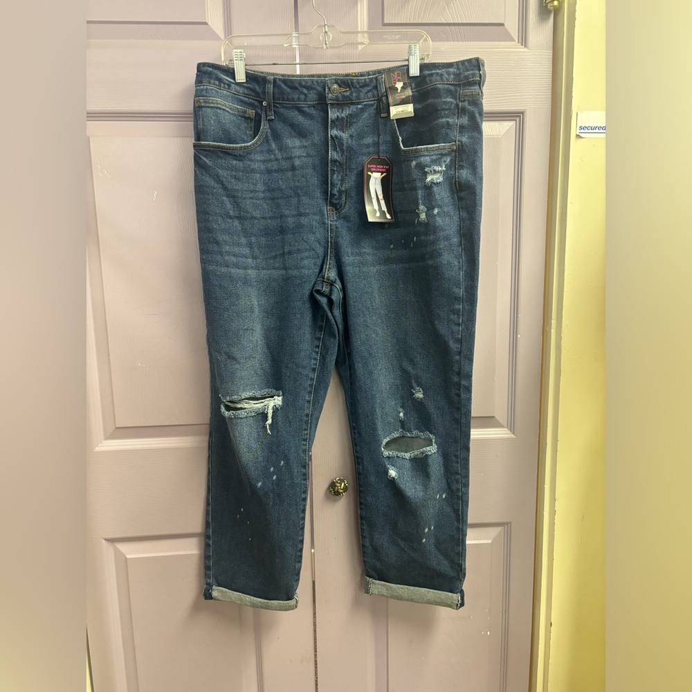 Jean No Boundaries super high rise girlified ripped Jeans size 21 NWT